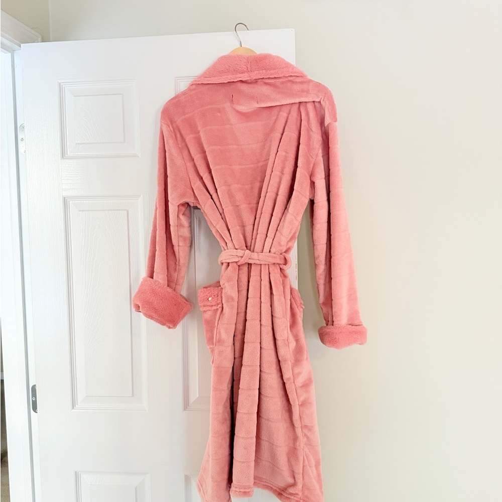 BCBG Soft Pink Plush Robe,size L/XL - Picture 2 of 5